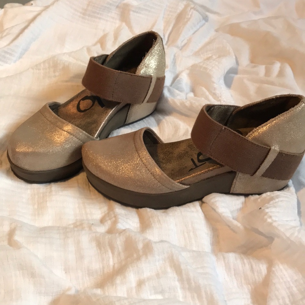 - Size 6 OTBT wedges